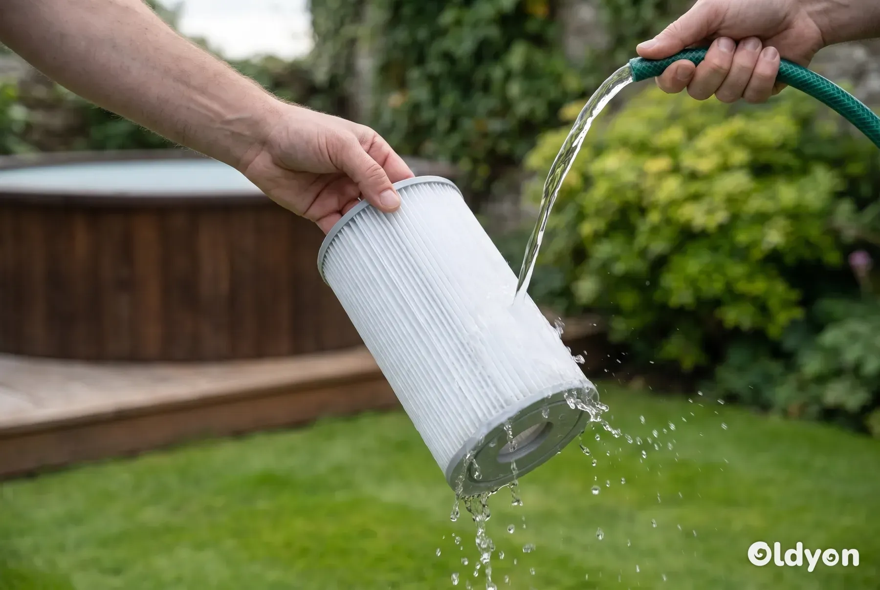 Water uit een tuinslang dat wordt gebruikt om de plooien van een hottubfilter grondig uit te spoelen.
